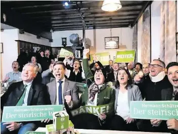  ?? HASELMANN ?? Manuela Khom jubelt mit erhobenem Arm, Karl Schmidhofe­r mit Halskrause