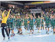  ?? FOTO: IMAGO ?? Die Spieler der Füchse Berlin lassen sich von ihren Anhängern für die Tabellenfü­hrung in der Handball-Bundesliga feiern.