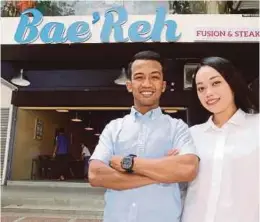  ??  ?? Mohd Kamal dan isteri, Nurul Nadia di hadapan Restoran Bae'reh Fusion Steak Hub, Taman Tun Dr Ismail.