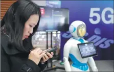  ?? YIN LIQIN / CHINA NEWS SERVICE ?? A visitor uses Huawei’s 5G Wi-Fi service as the company unveiled its first 5G digital indoor system at Shanghai Hongqiao Railway Station on Monday.