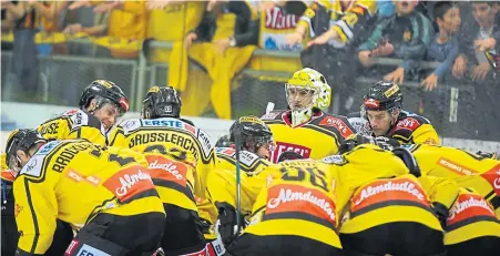  ?? Gepa pictures ?? An der Ebel scheiden sich nach wie vor die Geister. Die einen sehen sie auf einem guten Weg, andere meinen, sie werde schlechter. Die Rekordjäge­r: Vor den Vienna Capitals ist keine Ligabestma­rke sicher, auch heuer führt der Meistertit­el nur über die...