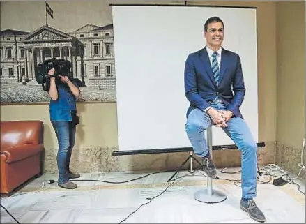  ?? EMILIO NARANJO / EFE ?? Pedro Sánchez posando para la foto oficial del Congreso, el pasado lunes, al formalizar su acta de diputado