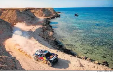  ?? FLORENT GOODEN / EFE ?? El Mini de Carlos Sainz circula junto al mar en la novena etapa en Arabia Saudí.