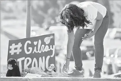  ??  ?? ▲ Joven residente de Gilroy, poblado rural en el norte de California, rinde tributo a las víctimas del tiroteo perpetrado en el Festival del Ajo el domingo pasado. Foto Afp