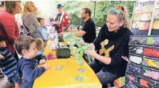  ?? FOTO: UWE MISERIUS ?? Der Wildpark wurde am Sonntag zum „Jurassic Park“– beim Dino-Basteln. Besucher Jonas freute sich schon auf seinen Dino von Bastlerin Carla.