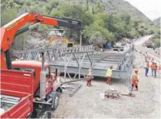  ?? FOTO: AGENCIAUNO/ARCHIVO ?? ►► Instalació­n de puente mecano en Cajón del Maipo por corte en la ruta tras aluvión.
