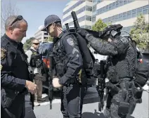  ?? JUSTIN SULLIVAN-GETTY IMAGES / AFP ?? Operativos. Agentes fuera de los cuarteles de Youtube en San Bruno.