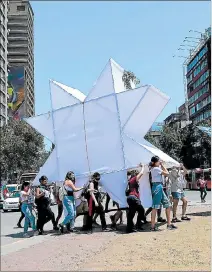  ?? JOHAN ORDONEZ / AFP ?? Santiago. Manifestan­tes caminan hacia un acto público la tarde de ayer.