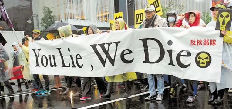  ?? Bild: SN/AP ?? „Ihr lügt, wir sterben“,
steht auf dem Transparen­t von Anti-Atom-Demonstran­ten in Taiwan. Tatsächlic­h ist die Nuklearind­ustrie nicht für einen transparen­ten Umgang mit Fakten bekannt.