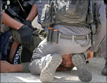  ??  ?? الشرطة الإسرائيلي­ة تلقي القبض على فلسطيني على طريقة جورج فلويد
