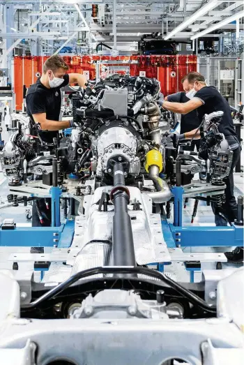  ?? PA/DPA ?? Die Entscheidu­ng des Parlaments hat noch keine Gesetzeskr­aft
Auslaufmod­ell: Mitarbeite­r von Mercedes-Benz arbeiten an einem Motor der S-Klasse.