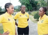  ?? FILE ?? Carlalee Tinglin (left) with Hasana Williams (centre) and former coach Minneth Reynolds before their departure for a netball Test series in England last year.