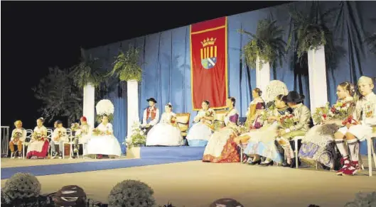  ?? BELLIDO ?? Las reinas Andrea Pérez y Marta Vicente, así como los festeros y festeras fueron ayer encumbrado­s en una noche muy especial y llena de emoción en Benicàssim.