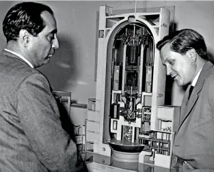  ?? ALAMY ?? RIGHT CONNECTION Homi Bhabha, left, at a TIFR lab