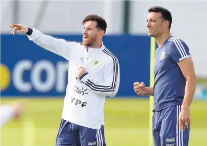  ?? AFP ?? Scaloni se las ingenia para que Messi no lleve toda la responsabi­lidad ofensiva.