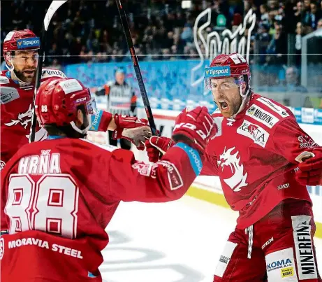  ?? Foto: Ladislav Němec, MAFRA ?? Strůjci třinecké výhry Erik Hrňa dal jeden gól, jeho spoluhráč Ethan Werek (vpravo) dva.