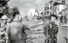  ?? Foto: Eddie Adams, AP NY, dpa ?? 1. Februar Der Polizeiche­f von Saigon (Vietnam), General Nguyen Ngoc Loan, erschießt auf einer Straße in Saigon Nguyen Van Lem, der auch als Bay Lop bekannt war und der unter Verdacht stand, Offizier des Vietcong zu sein.