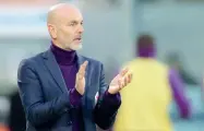  ??  ?? Stefano Pioli allena la Fiorentina dall’estate scorsa La società, attraverso le parole di Corvino, Cognigni e Adv, lo ha promosso a pieni voti