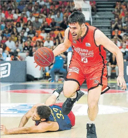  ?? FOTO: EFE ?? San Emeterio avanza tras rebasar a un Perperoglo­u abatido. La guerra de nervios se acentuó en los instantes finales