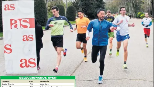  ??  ?? EN CARRERA. Chema Martínez mira el tiempo en pleno test de AS.