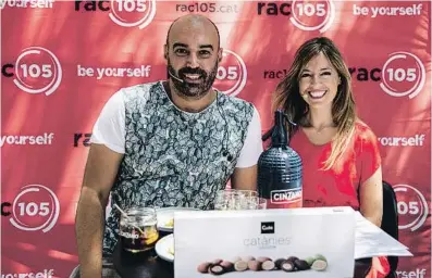  ??  ?? Els periodiste­s Llucià Ferrer i Maria Moya durant el seu primer ‘Vermut de RAC105’. MARC GRIFO