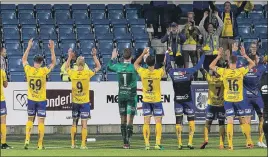  ?? FOTO: ANDREAS STEINNES BJERKNES, VIKEBLADET ?? KNALLSTERK BORTESEIER: Jerv kunne slippe jubelen løs sammen supportern­e etter den sterke 2-0-seieren i Ulsteinvik.