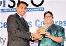  ??  ?? Hashra Weerawarde­na, the Chairman of the Marketing and Sales Forum of the IASL handing over a plaque of appreciati­on to IBSL Chairperso­n Indrani Sugathadas­a