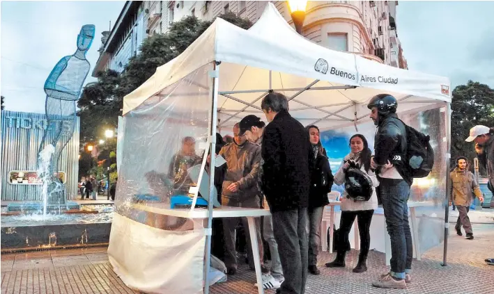  ?? PEDRO LAZARO FERNANDEZ ?? Asesoramie­nto. Un grupo de porteños hace la prueba de votar con el nuevo sistema, ayer, en Corrientes y Cerrito. Las pruebas seguirán hasta mañana.