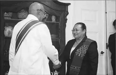  ??  ?? President Desi Bouterse feliciteer­t Natasha Halfhuid, de nieuwe buitengewo­on en gevolmacht­igd ambassadeu­r van Suriname in de Republiek Ghana, met als standplaat­s Accra. (Foto: Johan de Randamie)