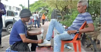  ?? R. FLETE ?? Miguel ángel Díaz limpia zapatos y aparca vehículos en el centro de la ciudad.