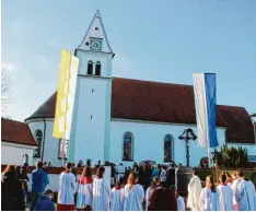  ?? Foto: Simone Kuchenbaur ?? Jetzt sind sie nicht mehr zu sehen, dafür endlich zu hören: In Emersacker erklangen an Kirchweih erstmals die neuen Glocken.