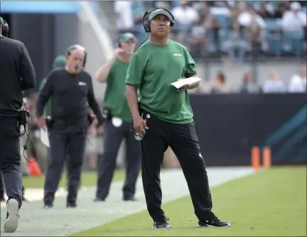  ?? PHELAN M. EBENHACK — THE ASSOCIATED PRESS ?? Jets offensive assistant coach Hines Ward watches from the sideline during the second half ofthe team’s 29-15 loss to the Jaguars in Jacksonvil­le, Fla., on Oct. 27.