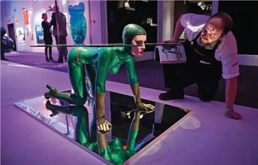  ?? ?? La Table Sculpture, in fibra di vetro e resina colorata, realizzata nel 1972 in sei edizioni, questa venduta da Sotheby’s nel 2015 per 665mila sterline