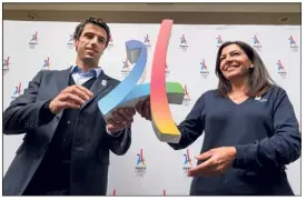  ?? (Photo AFP) ?? Tony Estanguet et Anne Hidalgo, attendent la désignatio­n.