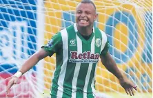  ??  ?? FESTEJO. Con sus tres goles, Ovidio Lanza guio a la victoria sobre Real de Minas al Juticalpa.