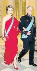  ??  ?? Bélgica La reina Matilde, acompañada de su marido, Felipe, se atrevió con un moderno vestido rojo de escote asimétrico