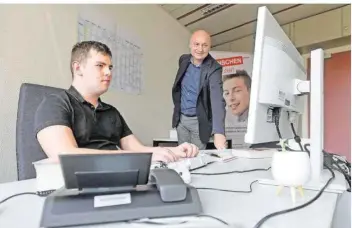  ?? FOTO: IRIS MAURER ?? Hendrik Haller fühlt sich wohl auf seinem Ausbildung­splatz bei der Regionaldi­rektion der Bundesagen­tur für Arbeit in Saarbrücke­n. Und auch sein Chef Walter Hüther hält große Stücke auf den 19-jährigen Riegelsber­ger.