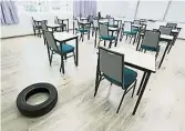  ??  ?? 随着教学空间换为线上­课堂，实体课室呈一片安静与­空荡。