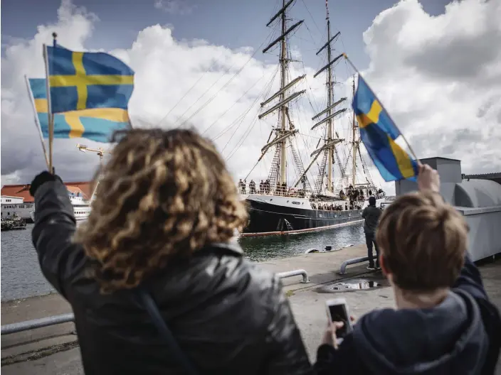  ?? Bild: Sanna Tedeborg ?? Seglargymn­asiet och fartyget T/S Gunilla återvände till Öckerö på tisdagen. Spridda familjer mötte.