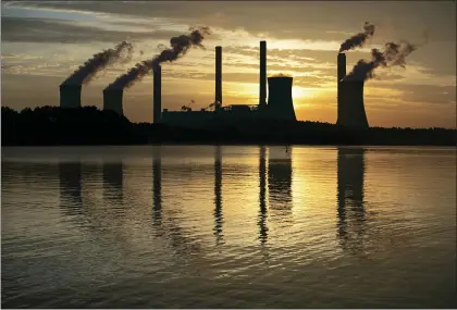  ?? BRANDEN CAMP — THE ASSOCIATED PRESS ?? The coal-fired Plant Scherer, one of the nation’s top carbon dioxide emitters, in Juliette, Ga., in June 2017. Global carbon-dioxide emissions related to energy use are being forecast to rise significan­tly this year.