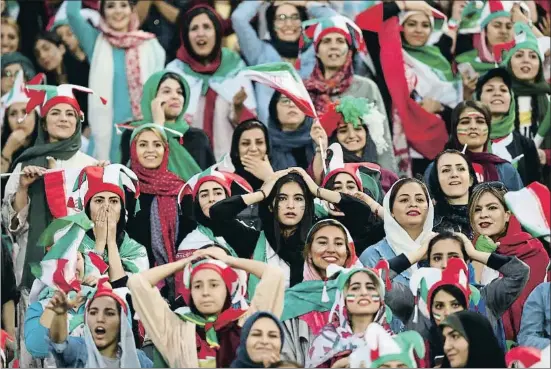  ?? AMIN M. JAMALI / GETTY ?? Más de 4.000 mujeres apoyaron ayer a la selección de Irán en la goleada ante Camboya (14-0)