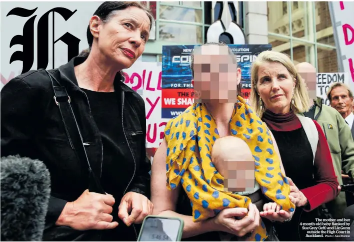  ?? Photo / Alex Burton ?? The mother and her 4-month-old baby flanked by Sue Grey (left) and Liz Gunn outside the High Court in Auckland.