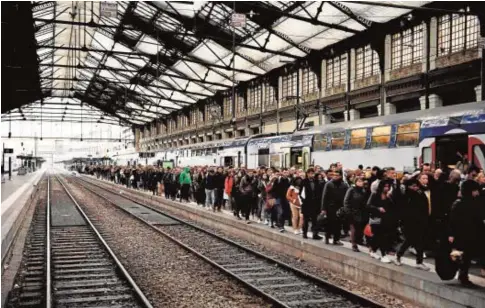  ?? AFP ?? Pasajeros de un tren de cercanías en la Gare de Lyon, en París, en la jornada de huelga