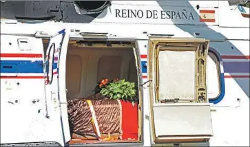  ?? JAVIER LIZON POOL PHOTO ?? THE COFFIN of Francisco Franco, who died in 1975, is transporte­d last month from the monumental basilica he built with forced labor to a family mausoleum. Many Spaniards approved, but Franco still has supporters.