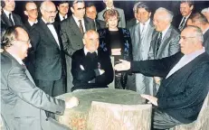  ??  ?? Bundesauße­nminister Hans-Dietrich Genscher, der sowjetisch­e Staatspräs­ident Michail Gorbatscho­w und Kanzler Kohl (v.l.) im Kaukasus, Juli 1990.