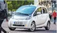  ??  ?? Klein, aber ausdauernd: Das reine E-Auto Mitsubishi Electric Vehicle kommt mit einer Ladung bis zu 160 Kilometer weit.