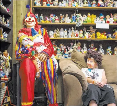  ?? Patrick Connolly ?? Las Vegas Review-journal @Pconnpie Kai James, 9, glances over at the life-sized clown known as “Mr. Creepy” in the lobby of the Clown Motel in Tonopah on July 25. James came with his brother and mother from Las Vegas to stay for a night and dressed up...