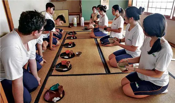  ?? DIVULGAÇÃO ?? Aula de sadô, que ensina os rituais da tradiciona­l cerimônia do chá japonesa, no Colégio Oshiman, na zona sul de SP