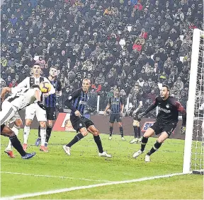  ?? AP ?? Juventus’ Mario Mandzukic (left) scores the only goal in his team’s 1-0 win over Inter Milan in Serie A at the Allianz Stadium in Turin, Italy, yesterday. Juve won the game 1-0.