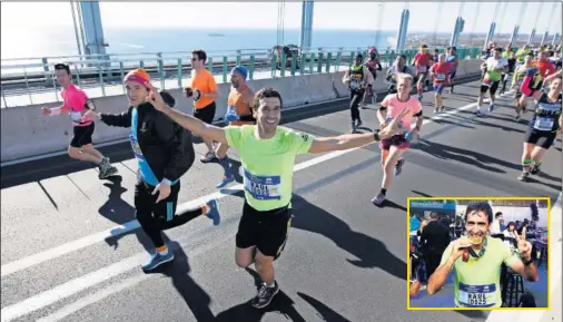  ??  ?? SONRISA EN VERRAZANO. Raúl Gónzalez Blanco, instantes después de la la salida de la maratón de Nueva York, y con la medalla.